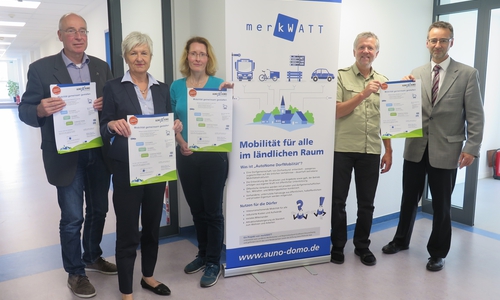 Stehen für Mobilität im ländlichen Raum (v.l.): Dezernent Claus-Jürgen Schillmann, Landrätin Christiana Steinbrügge (beide Landkreis Wolfenbüttel), Sabine Neef, Michael Fuder (beide geschäftsführende Gesellschafter merkWATT), Wilhelm Kloß (ÖPNV-Planer Regionalverband Großraum Braunschweig). Foto: Landkreis Wolfenbüttel