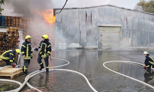 Die Halle brannte innen aus. Auch die Blechhülle hat sich schon stark verformt. Fotos und Video: aktuell24/DC