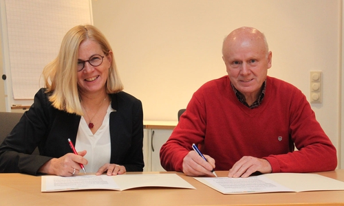Erste Kreisrätin Regine Körner und Helmut Ehrenberg (Geschäftsführer der Buchfinkengilde) bei der Unterzeichnung der gemeinsamen Vereinbarung. Somit ist das im vergangenen Jahr gestartete Mediationsverfahren beendet. Foto: Landkreis Goslar
