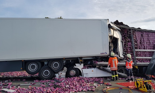 Die Fahrerkabine des hintersten LKW wurde komplett unter den Auflieger des Vorgängers geschoben. Der Fahrer hatte keine Chance. Nils Berkefeld von der Feuerwehr Wendeburg erklärt den Bergungseinsatz. Video/Fotos: aktuell24