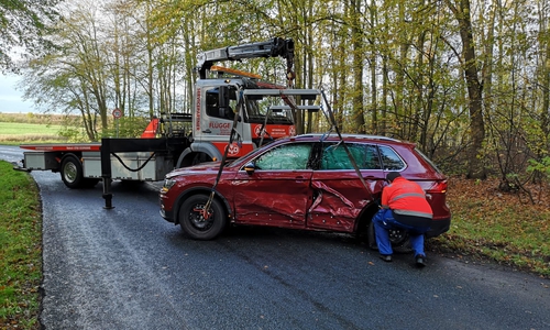 Die Spuren des Aufpralls sind deutlich am Unfallfahrzeug zu erkennen. Fotos: aktuell24(kr) 