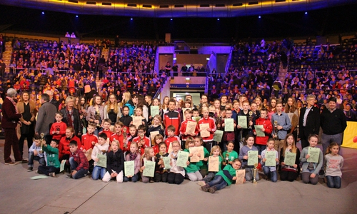 In der Volkswagen-Halle wurden die 109 Sieger des Leichtathletik-Projektes „Mehrkampfcup Braunschweiger Land“ ausgezeichnet. Foto: Max Förster