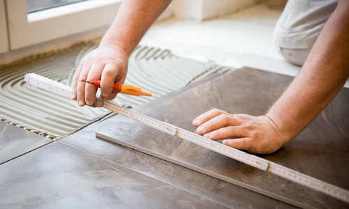 Fliesenleger sind immer häufiger als Solo-Selbstständige unterwegs. Dabei arbeiten sie oft zu schlechten Bedingungen, kritisiert die Gewerkschaft IG BAU. Foto: IG BAU
