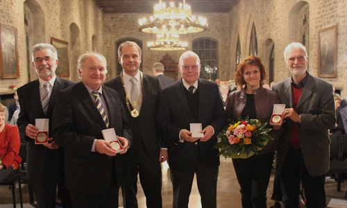 Von links: Manfred Weiß, Gerhard Baller, Oberbürgermeister Ulrich Markurth, Carl Langerfeldt, Nicole Kumpis-Giersig und Herbert Erchinger (Refugium Flüchtlingshilfe e.V.) kurz nach Verleihung der Bürgermedaille im Altstadtrathaus. Fotos: Marian Hackert