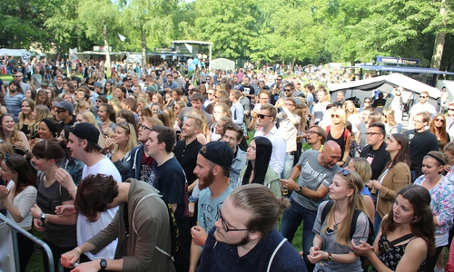 Die zahlreichen Gäste sammeln sich bei "Fuck Art, Let`s Dance"  vor der Bühne. Foto: Max Förster