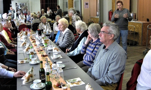 Die lange gemütliche Tafel der AWO-Braunkohlesser im C83 während der Eröffnungsrede des Vorsitzenden Hans-Jochachim Kröger. Foto: AWO