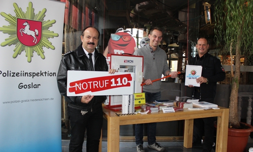 Im Cineplex Goslar ist bis zum 3. November ein Infostand zum Thema Einbruchsicherung aufgebaut. Günter Koschig (Polizei), Kinobetreiber Florian Wildmann und Oliver Meyer (Polizei) hoffen, dass man so zur Aufklärung beitragen kann. Foto/Video: Anke Donner 