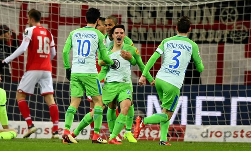Josip Brekalo (Mi.) traf früh zur Führung für den VfL. Foto: imago/Jan Huebner