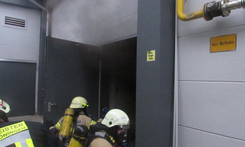 Die rückte unter Atemschutz gegen das Feuer vor. Foto: Feuerwehr