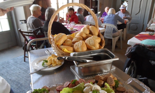 Die hauseigene Küche hatte für herzhafte Schlachteplatte mit Blut-, Rot-, Leber-, und Knackwurst ebenso gesorgt wie für Harzer Käse mit Schmalz. Foto: Seniorenbetreuung Schloß Schliestedt