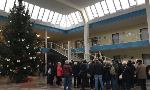 Oberbürgermeister Klaus Mohrs begrüßte die Gruppe im weihnachtlich geschmückten Rathaus. Foto: IFK