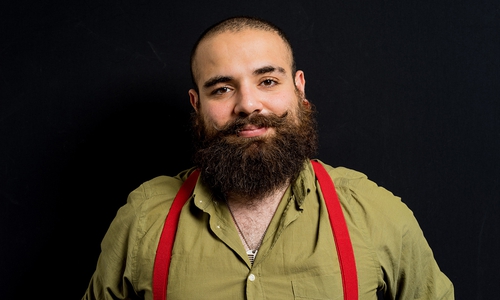 Syrischer Schauspieler, Filmemacher und Autor Firas Alshater stellt sein Buch in der Volkshochschule Wolfsburg vor.
Foto (Zukar): Firas Alshater