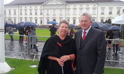 Das Ehepaar Wietzorrek auf dem Gelände des Schloss‘ Bellevue. Foto: Wietzorrek