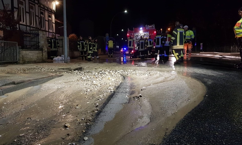 An der Goslarschen Straße gibt es derzeit kein Durchkommen. Fotos: Feuerwehr