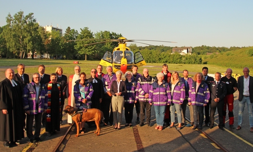 Pfarrer Maic Zielke (l.) mit Vertreter der Polizei, Landrätin Christiana Steinbrügge (Mitte), Kreisbrandmeister Tobias Thurau, Stadtbrandmeister Olaf Glaeske, Chefarzt Dr. Tobias Jüttner sowie Matthias Poppen, Regionalleiter Infrastruktur der ADAC Luftrettung gGmbH (rechts). Foto: Felix Petersen