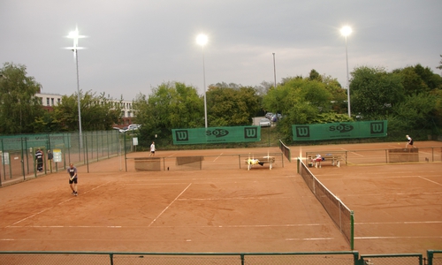 Die Ausrichter des ersten Heinrich der Löwe Junior Open sind der Heidberger Tennis-Club e.V. und der MTV Wolfenbüttel e.V. 
Foto Flutlichtanlage des HTC: Heidberger Tennis Club