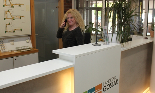 Ines Mittmann gehört zum Team der Mitarbeiterinnen im Bürgerbüro der Goslarer Kreisverwaltung. Bürgerinnen und Bürgern steht sie in der nun neu gestalteten Räumlichkeit gerne mit Rat und Tat zur Seite. Fotos: Landkreis Goslar