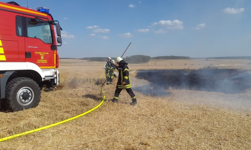 Bei  Groß Twülpstedt kam es zu einem Stoppelfeldbrand. Fotos: Ortsfeuerwehr Gr. Twülpstedt