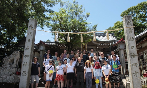Ostfalia-Studierende mit Prof. Dr. Reinhard Gerndt (vorne in der Mitte) und japanischen Komilitonen vor dem Tsunomine Schrein oberhalb von Anan. Fotos: Ostfalia