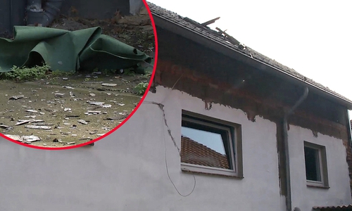 Der Dreijährige musste mit ansehen, wie sein Vater vom Dach stürzte. Anschließend flüchtete er über die Dachrinne vor den Flammen. Videos: aktuell24/BM