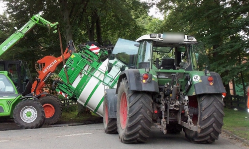 Bis zum Eintreffen der ersten Einsatzkräfte gelang es dem Landwirten selber, ein weiteres Austreten des giftigen Spritzmittels zu verhindern. Fotos: Feuerwehr Hankensbüttel