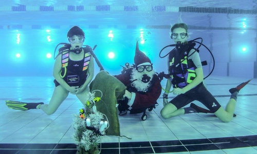 Der Nikolaus verteilte unter Wasser Geschenke. Foto: Beate Zgonc