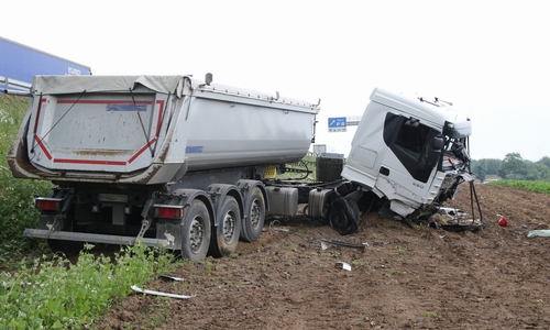 Der LKW war nach einem Reifenplatzer von der A7 abgekommen. Foto: R. Karliczek
