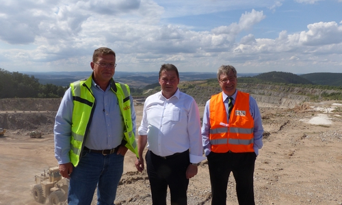 Gerrit Dombrowski, Uwe Lagosky, Bernd Röwert beim Besuch der Kalkwerke in Münchehof. Foto: Privat