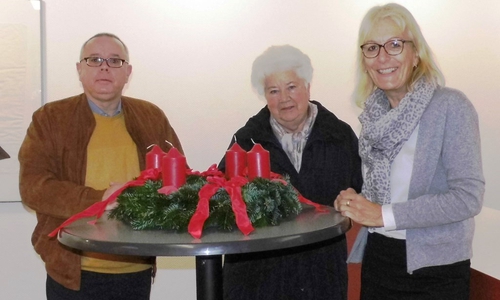 Andreas Meißler und Doris Liefner (2. v. l.) vom Gärtnermuseum überreichen Schulleiterin Ulrike Schade einen Adventskranz als Spende. Foto: Privat