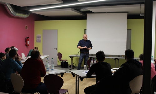Mike Finke referierte und diskutierte im Anschluss mit den Besuchern. Foto: Stadt Peine