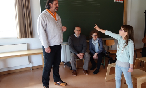 Jule Steinbach zeigt Holger Schumacher, wie sie in der Pro- jektwoche Nein sagen gelernt hat. Iven Ruppscheit, Förderverein der Astrid-Lindgren-Schule, und Alexa von der Brelje, Sprecherin der Sparkasse Gifhorn-Wolfsburg, durften bei der Lektion zu- schauen.
Foto: Sparkasse Gifhorn-Wolfsburg