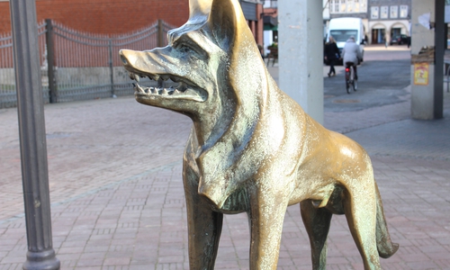 Die Skulpturen „Wolf“ von Erich Schmidtbochum und „Neuzüchtung“  von Hubertus von
Löbbecke sollen umziehen. Fotos: Max Förster und Jan Borner 