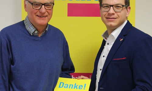 Björn Försterling sprach dem Polizeipräsidenten a. D. Harry Döring seinen Dank für 25 Jahre Parteizugehörigkeit aus. Foto: FDP