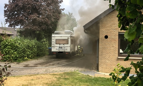 Riesige Rauchwolke über Hohenhameln: Ein Wohnmobil brannte. Foto: Feuerwehr Hohenhameln