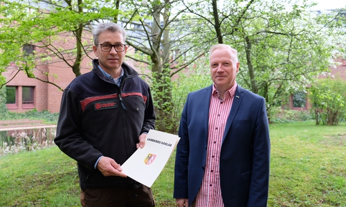 Der neue Kreiswaldbrandbeauftragte Ralf Krüger (links) erhält seine Ernennungsurkunde von Fachbereichsleiter Frank-Michael Kruckow (rechts). Foto: Landkreis Goslar
