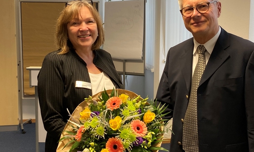 Harzkliniken-Geschäftsführerin  Adelheid May  hielt die Laudatio auf den ehemaligen Chefarzt und früheren Direktor der Klinik in Goslar, Dr. Martin Schmidtchen, der nun in den Ruhestand wechselt. Foto: Asklepios