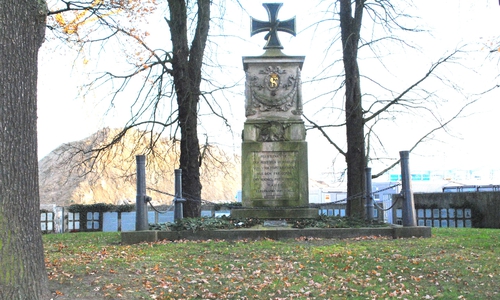 Am Schill-Denkmal wurde eine Puppe mit einer antisemitischen Aufschrift gefunden. 