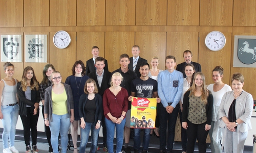 15 Schülerinnen und Schüler, die sich im vergangenen Schuljahr durch besondere Leistungen ausgezeichnet haben, durften sich am Montag ihr Ticket in die Ferien abholden. Foto: Anke Donner 

