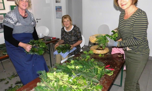 Fleißige Hände zum vorbereitenden Kranzbinden: Maria Hamann, Brigitta Krüger und Renate Oelze. Foto: Privat