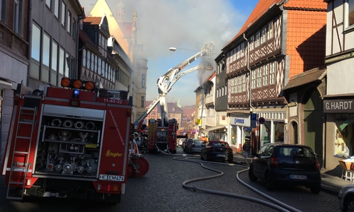 In der Helmstedter Innenstadt ist es Montagmorgen zu einem Großbrand gekommen. Fotos/Video: aktuell24(BM)