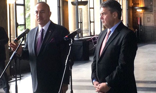 Mevlüt Cavusoglu (li.) und Sigmar Gabriel beim Pressestatement in der Kaiserpfalz. Fotos und Video: Frederick Becker