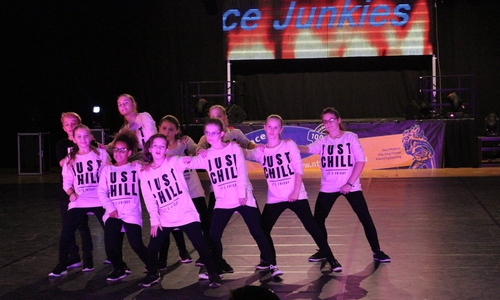 Bunte Kostüme, fette Beats, akrobatische Einlagen, begeistere Zuschauer und über 1.200 Tänzer, die Lindenhalle ist seit Samstagmorgen Schauplatz der Dance2u Veranstaltung und als Zuschauer bekommt man einiges geboten.