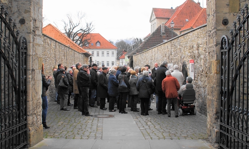  Zahlreiche Besucher warten vor der Grotte.