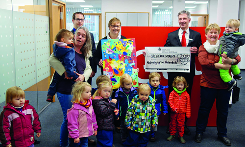 700 Euro gab es für die Krümelgruppe aus Wahrenholz. Foto: Sparkasse Gifhorn-Wolfsburg