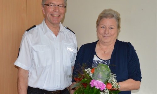 Wilfried Berg, Leiter der Polizeiinspektion Salzgitter/Peine/Wolfenbüttel, verabschiedete Kriminalhauptkommissarin Anita Schikowski in den verdienten Ruhestand. Foto: Polizei 