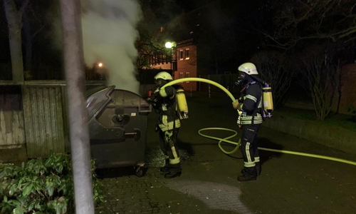 In der Gerbergasse brannte ein 1.000 Liter Müllbehälter. Fotos: Feuerwehr Helmstedt