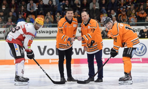 Maxime Fortunus (li./Fischtown Pinguins) und Sebastian Furchner warten auf den Anbully, der von echten Pokalhelden druchgeführt wurde. Foto: Moritz Eden/City-Press GmbH
