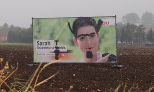 Rund um Semmenstedt wurden Großplakate der CDU Landtagskandidatin Sarah Grabenhorst-Quidde beschmiert, entfernt und umgehängt. Fotos: Privat