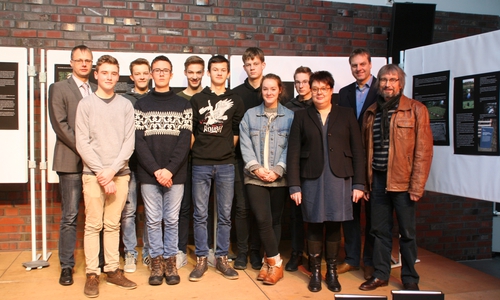 Schulleiter Stefan Marken, Mathias Lagosky, Paul Minner, Jonas Neddermeyer, Florian Kroll, Maurice Köchy, Robert Zorn, Lena Sander, Timo Schmidt. Benita Koch, Bürgermeister Detlef Kaatz und Dr. Diethelm Krause-Hotopp (v. li.). Foto: privat