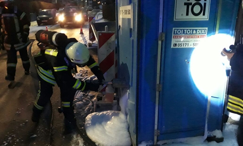 Am Dienstag brannte eine Bautoilette. Die Feuerwehr musste ausrücken. Fotos: Feuerwehr Wolfenbüttel